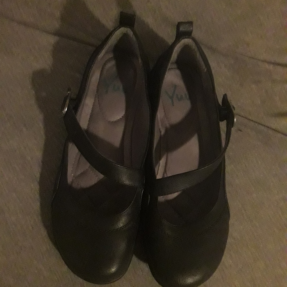 Yuu Elloise Slip-on Shoes